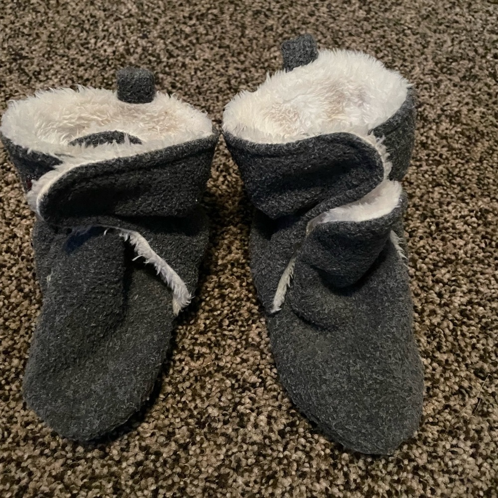 18-24 Fleece booties, Grey and White. Soft grey booties.